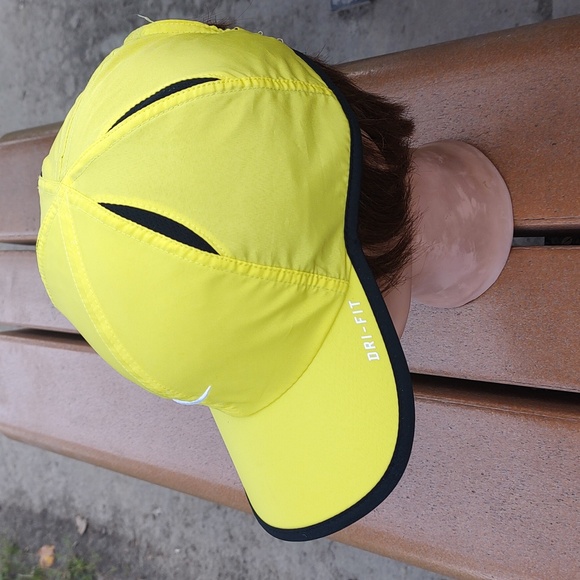 Nike Featherlight Dri-Fit Small Swoosh Running Gym Adjustable Strap-on Hat OS - Picture 3 of 9